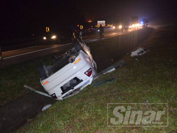 Kereta dinaiki lima sekeluarga melanggar mangsa sebelum terbabas dan terbalik di KM 427.1 lebuhraya PLUS arah utara, malam tadi.