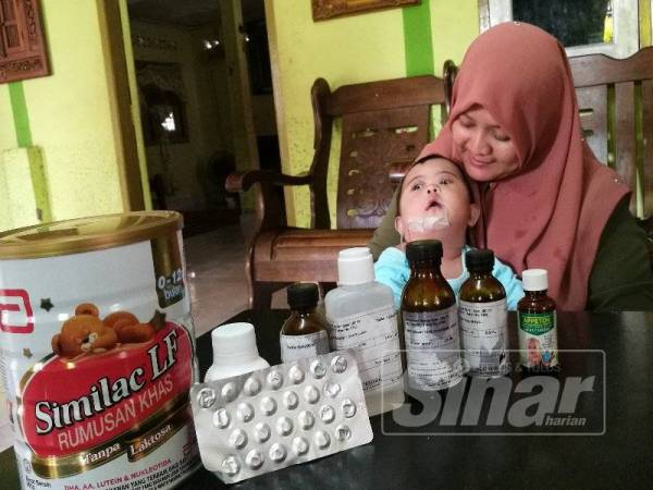 Zuraida merenung wajah anaknya, Muhammad Rezfan.