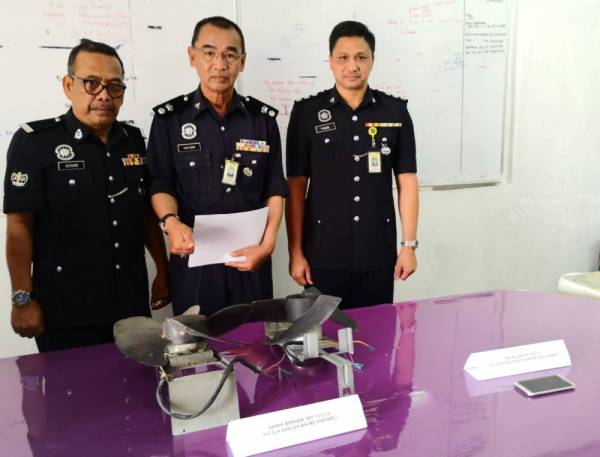 Nor Azmi (tengah) bersama pegawainya menunjukkan barangan dirampas pada sidang media di IPD Sabak Bernam, di sini.