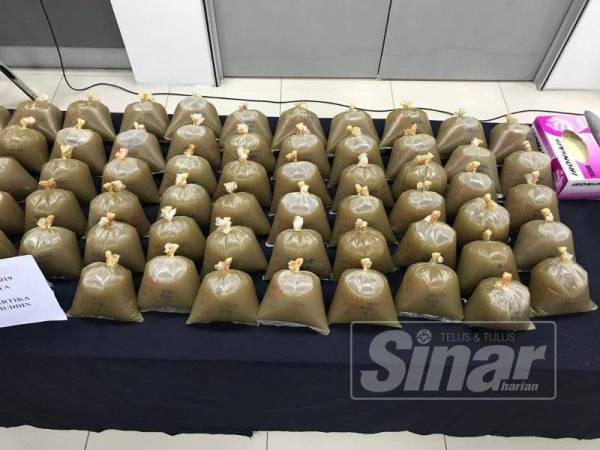 Sebahagian rampasan air ketum susulan serbuan di Taman Koperasi Polis Fasa 2, Kuala Lumpur, kelmarin.