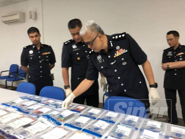 Risikin melihat sebahagian barang rampasan kegiatan perjudian online yang berjaya ditumpaskan di sekitar daerah Subang Jaya sepanjang tahun ini.