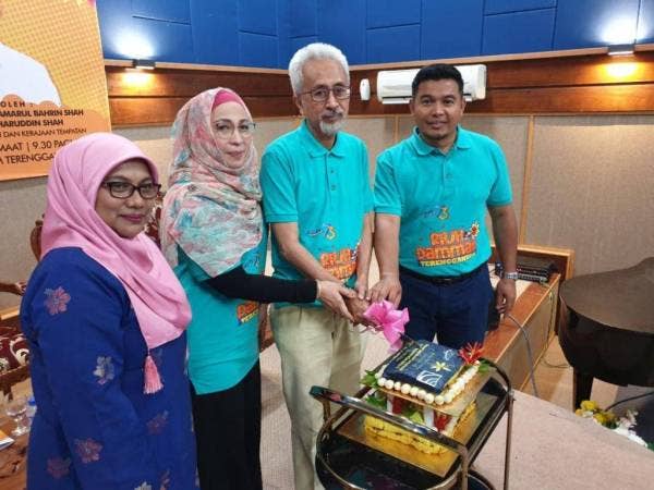 Raja Bahrin (dua dari kanan) ketika hadir ke majlis perasmian Karnival Riuh Dammak Terengganu FM bersempena Hari RTM ke-73 di Jabatan Penyiaran Terengganu, Bukit Pak Apil, hari ini.