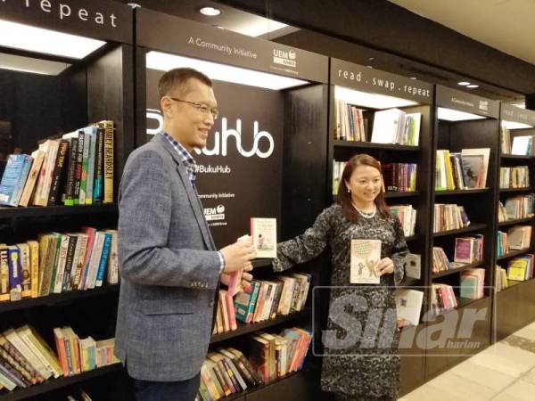 Hannah (kanan) meninjau kemudahan buku di BukuHub Publika, hari ini.