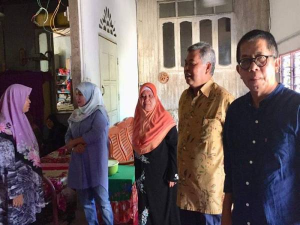 Ahmad (dua dari kanan) menziarahi keluarga Allahyarham di Batu Enam hari ini.