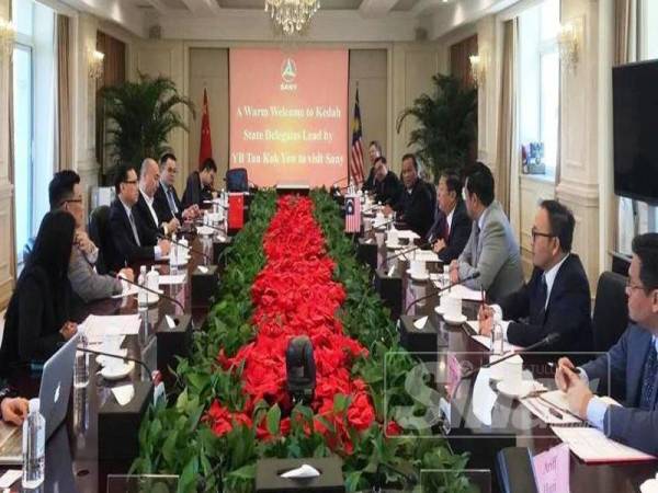 Kok Yew (empat dari kanan) dan delegasi Kedah mengadakan perbincangan bersama pengurusan tertinggi Sany Group.