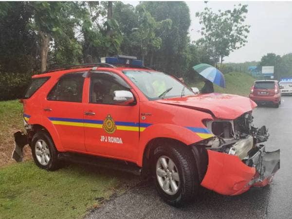 Sebuah kenderaan pacuan empat roda milik Jabatan Pengangkutan Jalan (JPJ) terbabas dan melanggar penghadang jalan di Kilometer 217.8 Lebuhraya Utara Selatan (PLUS) arah utara berhampiran Simpang Ampat, di sini, pagi tadi.