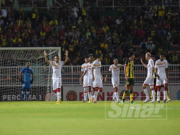 Sandro (dua kiri) menjaringkan gol selangor pada minit ke-18 sebelum disamakan Baddrol pada minit ke-40.- Foto:AHMAD ZAKI OSMAN