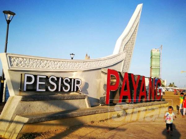 Kawasan rekreasi Pesisir Payang bersebelahan KT Drawbridge menjadi tumpuan ramai terutama pada hujung minggu.