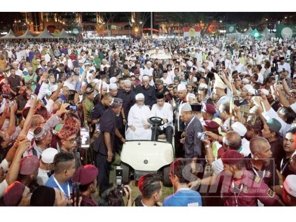 Mohamad Hasan (tengah, duduk kanan) dan Abdul Hadi (tengah, duduk kiri) disambut dengan laungan 