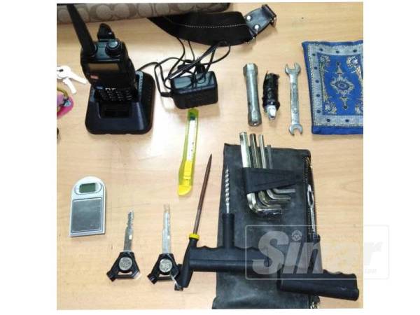 Sebahagian daripada rampasan dengan tertangkapnya suspek dalam kejadian ragut di Jalan Masjid India, Kuala Lumpur, malam tadi.