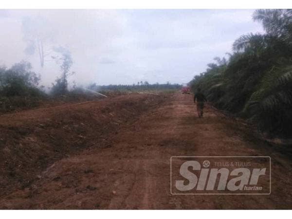 Pemisah kebakaran turut dibuat bagi mengelak api merebak ke kawasan ladang berhampiran.