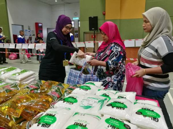 Pelbagai barangan keperluan asas daripada program anjuran syarikat Luvata Malaysia Sdn Bhd (Luvata), hari ini.