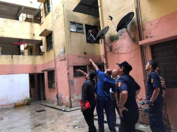 Anggota penguat kuasa datang memantau keadaan di Pangsapuri Taman Keramat Permai.