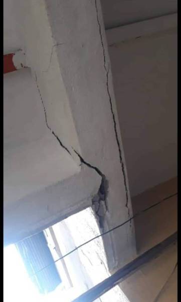 Kesan keretakan di Pangsapuri Taman Keramat Permai.