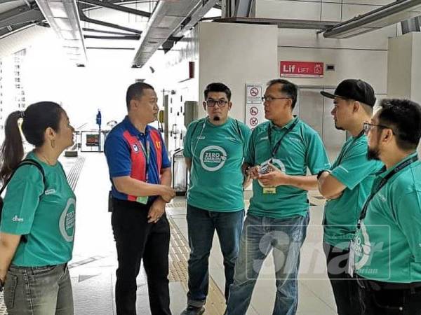 Mohd Zain (tiga,kanan) meluangkan masa untuk melihat para peserta menyelesaikan Eco Race: Zero Carbon Challenge yang dijalankan bermula dari LRT Ara Damansara sehingga ke LRT Pasar Seni hari ini.