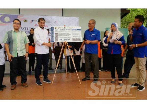 Hasnul Zulkarnain (dua kiri) mempamerkan cek replika hadiah utama bernilai RM7,000 yang bakal dimenangi johan pertandingan Sketsa Rukun Negara Kelab Malaysiaku Peringkat Negeri Perak di pavilion Zoo Taiping hari ini. 
