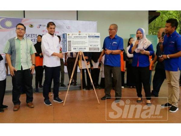 Hasnul Zulkarnain (dua kiri) mempamerkan cek replika hadiah utama bernilai RM7,000 yang bakal dimenangi johan pertandingan Sketsa Rukun Negara Kelab Malaysiaku Peringkat Negeri Perak di pavilion Zoo Taiping hari ini.
