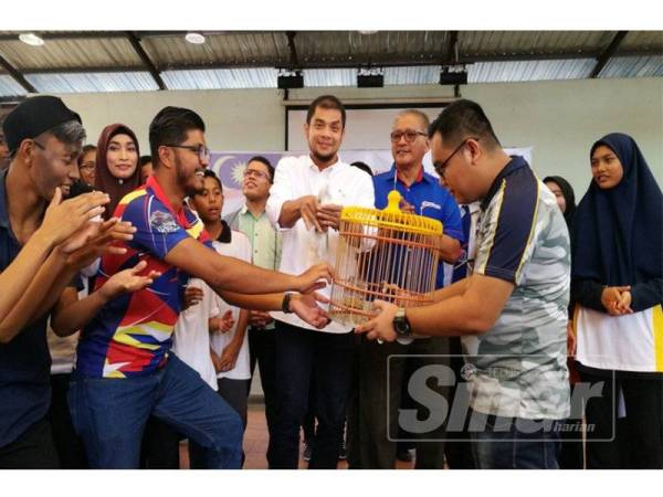 Hasnul Zulkarnain (tengah) menyempurnakan gimik perasmian program Sketsa Rukun Negara Kelab Malaysiaku Peringkat Negeri Perak dengan melepaskan burung merpati di pavilion Zoo Taiping, hari ini.