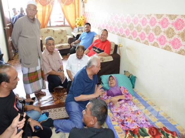 Najib berbual bersama Che Hindun di Taman Perumahan Nelayan Tanjung Dawai, hari ini.