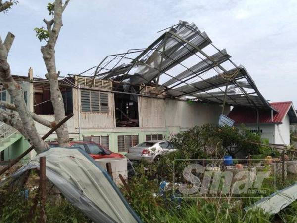 Keadaan bumbung rumah penduduk di sini.