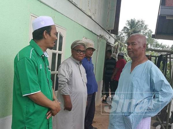 Ahli Parlimen Jerai, Sabri Azit (kiri) bersama mangsa, Ahmad Shauki (kanan).