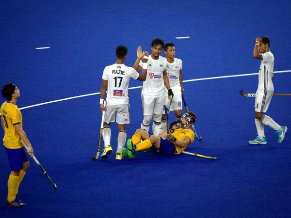 Aksi sewaktu perlawanan Kumpulan B Kejohanan Persekutuan Hoki Antarabangsa (FIH) Siri Akhir Lelaki Kuala Lumpur 2019 di Stadium Hoki Nasional Bukit Jalil semalam. - Foto Bernama