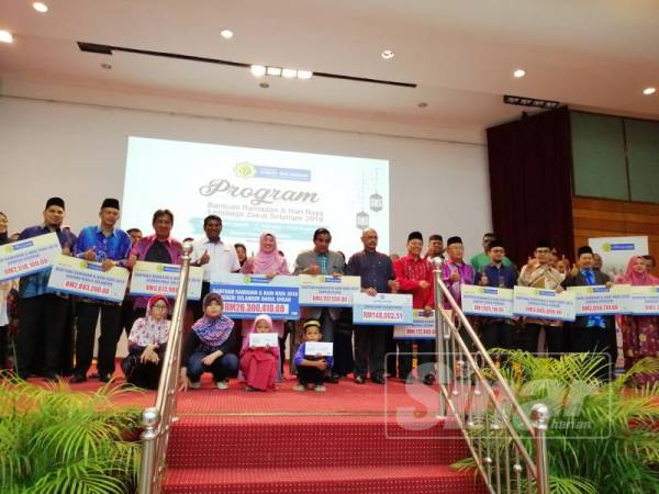 Daroyah (tengah) bergambar bersama penerima di Dewan Alwi, FRIM hari ini.