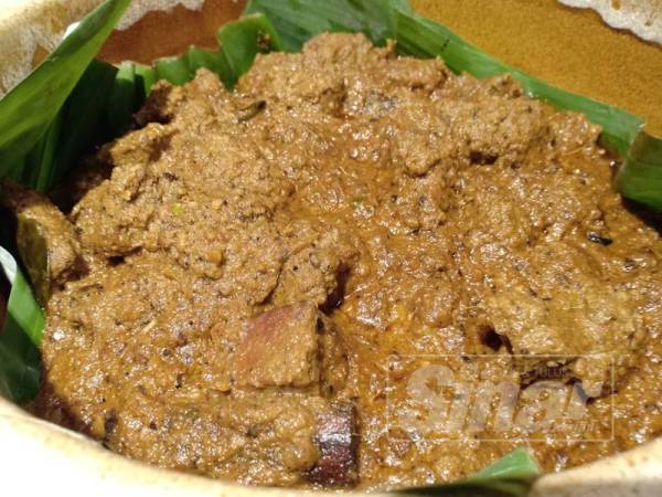 Sajian tradisi daging rendang tok turut disediakan.