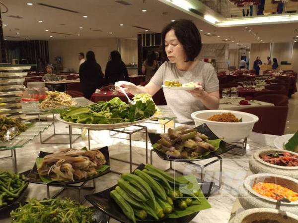 Pelanggan mencuba hidangan bufet bertemakan 'Selera d'Kembali' di Hotel Best Western Petaling Jaya.