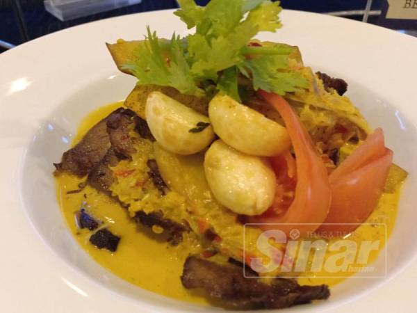Daging salai bersama mangga muda masak lemak cili padi yang pastinya membuatkan pelanggan kecur liur.