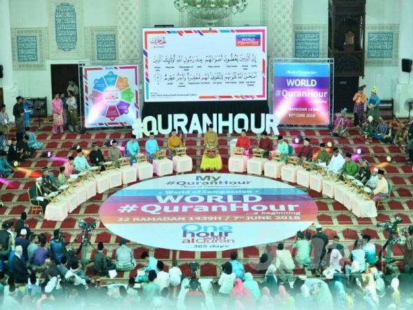 Sultan Perak, Sultan Nazrin Muizzuddin Shah berkenan berangkat ke World #QuranHour di Masjid Sultan Ahmad Shah UIAM, Gombak pada tahun lepas. 