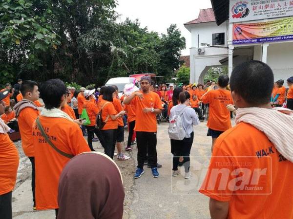 Pegawai Komunikasi Persatuan Orang Pekak Johor, Nasrullah Kadiron menyampaikan terjemahan ucapan Cai Tung pada majlis perasmian program Walk4health 2019, hari ini.