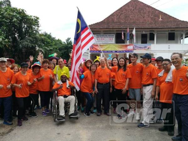 Cai Tung mengibarkan Jalur Gemilang sebagai gimik pelepasan peserta program Walk4health 2019, hari ini.