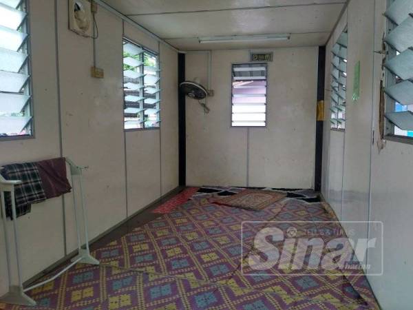 Kemudahan surau sedia ada sangat sempit dan tidak selesa.