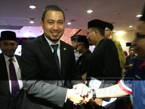 Dr Sahruddin bersalaman dengan peserta program selepas merasmikan majlis, hari ini.