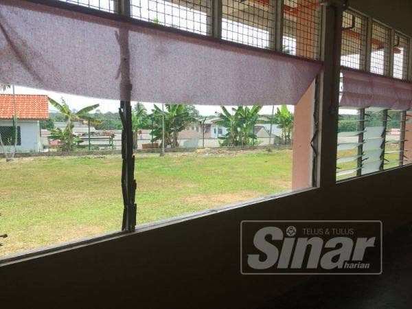 Tingkap kelas yang melopong tanpa jenang dan cermin.