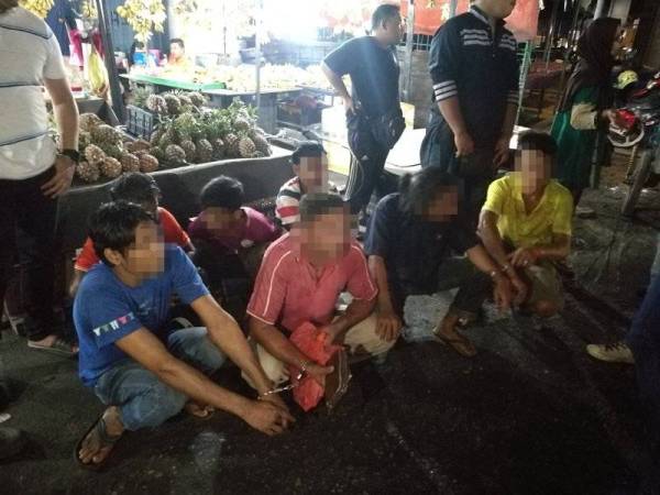 Antara individu yang ditahan polis dalam Ops Cantas di Pasar Borong Selayang, Kuala Lumpur, semalam.