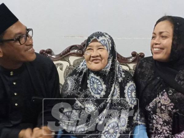 Ahmad Faizal ketika memohon restu ibunya (tengah) selepas Majlis Angkat Sumpah Menteri Besar tahun lalu.