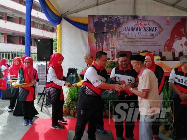 Tuanku Syed Faizuddin Putra Jamalullail berkenan menyampaikan sumbangan kepada asnaf.