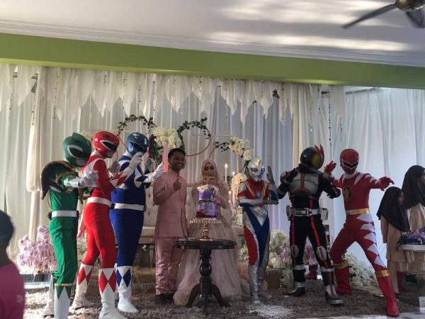 Para adiwira yang turut sama menyertai acara memotong kek dan mengadakan gimik persembahan.