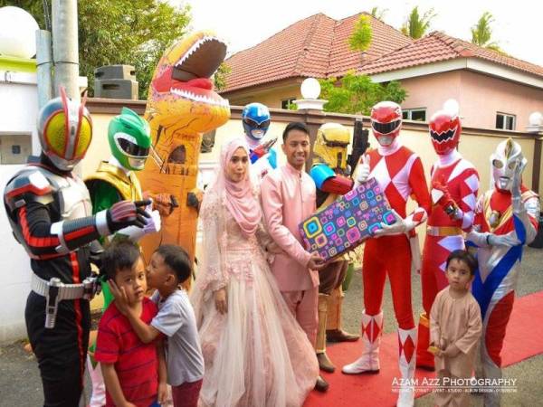 Zul Azlan Zulkepli, dan pasangannya, Nur Wahida Ahmad Razali, menerima hadiah daripada para tamu.