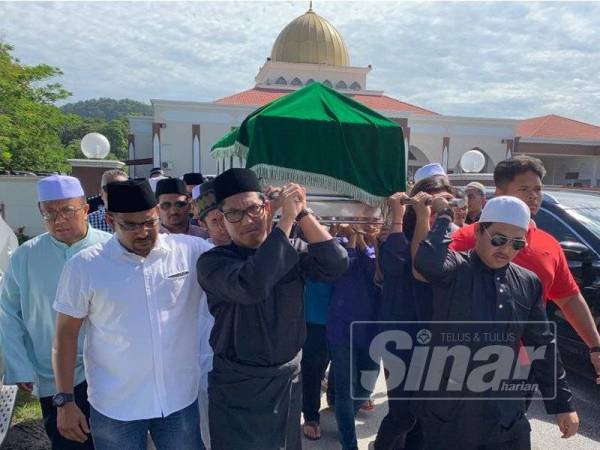 Ahmad Faizal (dua dari kiri) mengusung jenazah bondanya ke Tanah Perkuburan Islam Kampung Kepayang, Fair Park selepas selesai solat jenazah di Masjid Al-Khairiah, hari ini.