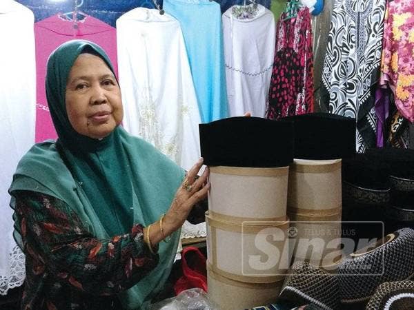 Murniati yang menjual pelbagai kelengkapan hari raya boleh memperoleh hampir RM100,000 sebulan sepanjang berniaga di Bazar Ramadan Jalan TAR.
