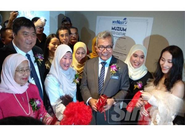 Mohd Redzuan (tengah) memotong reben sebagai simbolik perasmian pembukaan Muzium ​​'Eco Culture' Sarang Burung Walit Mynest Malaysia, hari ini.