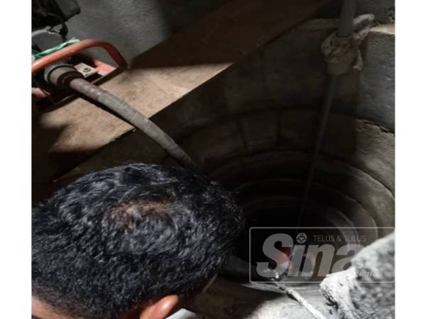 Air dan lapisan tanah pada bahagian atas dalam telaga Khalijah Awang, 75, dibuang serta dicuci sebelum digunakan semula.