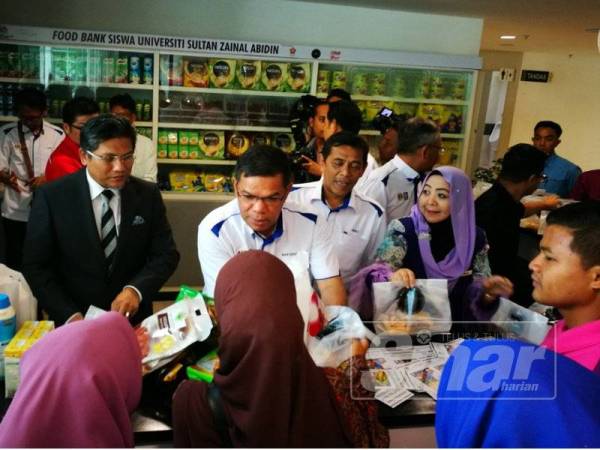 Saifuddin mengagihkan pek makanan kepada pelajar golongan B40 sempena pelancaran Food Bank Siswa Malaysia di UniSZA.