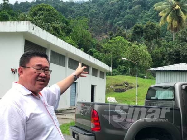 Thomas Su menunjukkan sebahagian kawasan hutan yang terang dipercayai berpunca daripada aktiviti penebangan pokok.