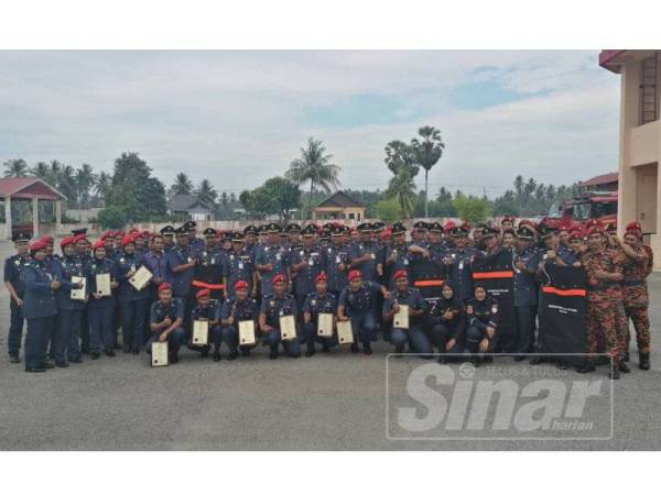 Pegawai dan anggota bomba seluruh Kelantan bersama Md Salleh selepas Perhimpunan Bulanan JBPM Kelantan.