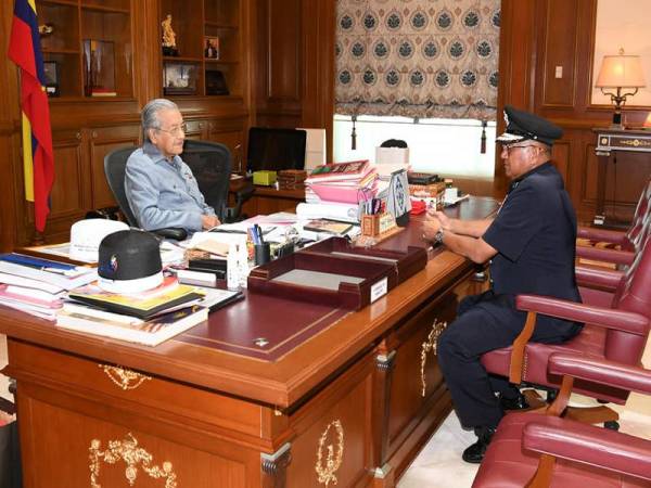 Dr Mahathir menerima kunjungan hormat perpisahan Mohamad Fuzi.