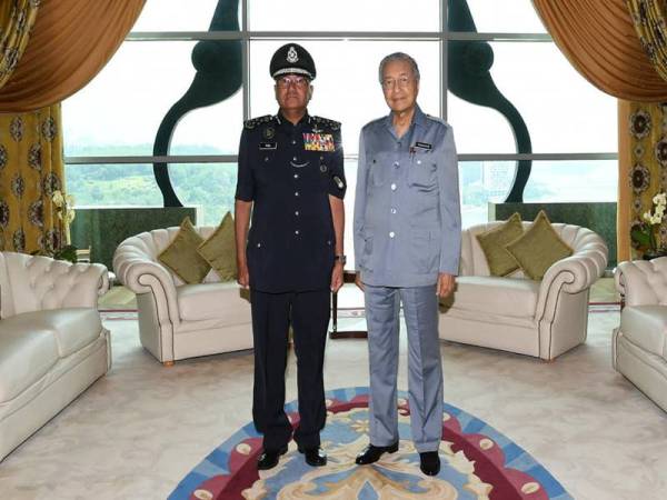 Dr Mahathir Mohamad bergambar bersama Mohamad Fuzi.